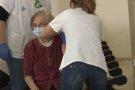 La gent gran, alleugerida a la sortida del Casal Marià després de rebre la vacuna