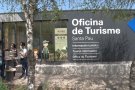 L'Oficina de Turisme de Santa Pau assegura que ha rebut un 