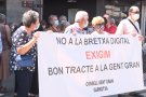 Unes cent persones protesten pacíficament contra la bretxa digital davant de diverses sucursals bancàries