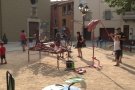 Grans i petits aprenen jocs nous a base de materials reciclats en el primer dia del festival Pesca l'Estiu de Sant Feliu