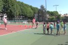 Els monitors del Club de Tennis Olot ensenyen als més petits al casal d'estiu