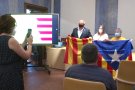 Els ajuntaments garrotxins reben la senyera del Consell Comarcal i l'estelada d'Òmnium per celebrar la Diada