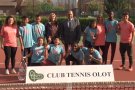 Conveni entre el Club Tennis Olot i Integra per promoure l'esport inclusiu per a una quinzena de joves de la ciutat
