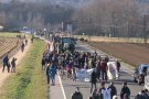 300 persones i més d'una vintena de tractors marxen contra la variant a la Vall d'en Bas