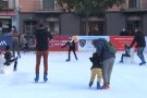 Més de 9.000 persones han accedit a la pista de gel de la plaça Major d'Olot aquest Nadal