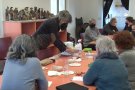 Una desena de persones participen al taller d'aquarel·les florals del Museu dels Sants d'Olot