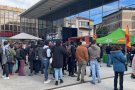 Desenes de persones es concentren contra la carpa de VOX a la Plaça Mercat d'Olot