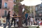 Eulàlia Reguant i Raquel Vilar trenquen la mona a la plaça Major d'Olot