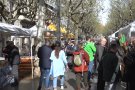 Autors i lectors tornen als carrers en un Sant Jordi marcat pel mal temps