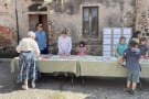 Santa Pau organitza la primera edició de la fira 'De mà en mà' d'intercanvi de llibres i contes