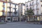 Es treuran parterres, lloses, cablejats i arbres a la Plaça Major d'Olot