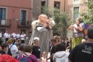 Els veïns del Nucli Antic recorren els carrers del centre d'Olot per la Festa Major