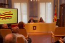 Els ajuntaments garrotxins reben la senyera i l'estelada per celebrar la Diada