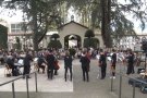 Un cementiri ple d'olotins i olotines homenatja als difunts per Tots Sants