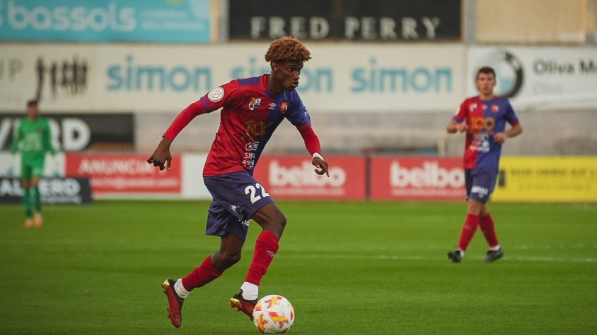 Saïdou Bah controla una pilota durant el partit de Copa del Rei entre la UE Olot i el Llevant