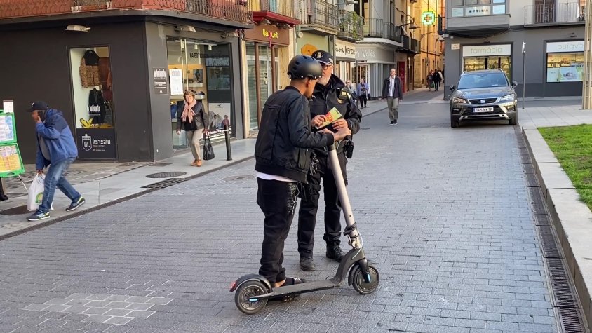 La Policia Municipal d’Olot multa set persones per no utilitzar correctament el patinet elèctric