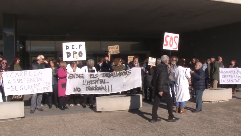 Els treballadors de l’Hospital d’Olot fan la última concentració del mes davant del centre per reivindicar els seus drets laborals
