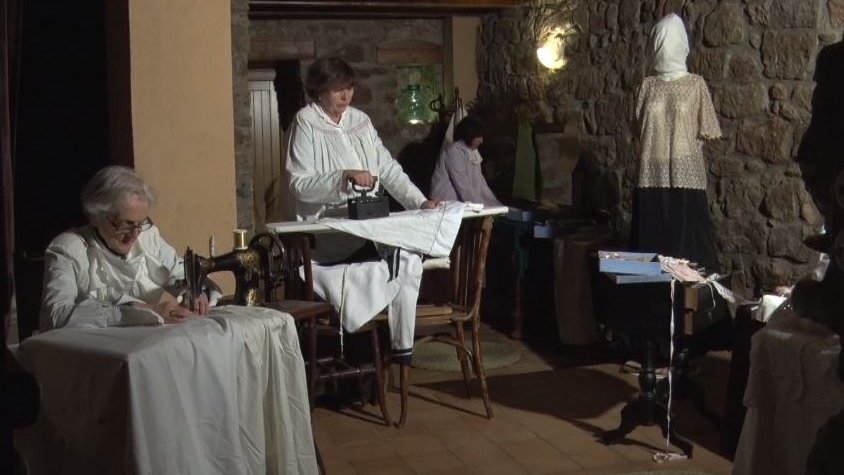 Molta afluència de visitants tot i la pluja a la primera jornada del Pessebre Vivent a Santa Pau 