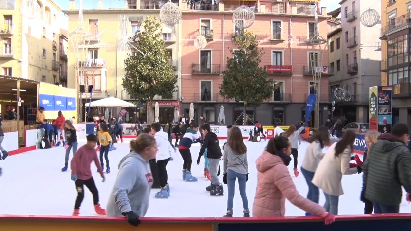 La pista de gel s'estrena a la plaça Major aquest divendres