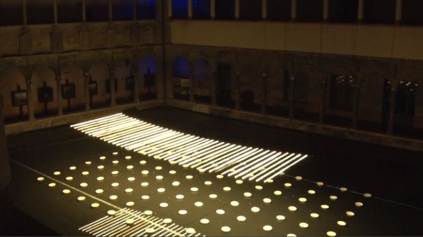 La instal·lació de Nadal de l'Escola d'Art d'Olot escenifica un àpat nadalenc 