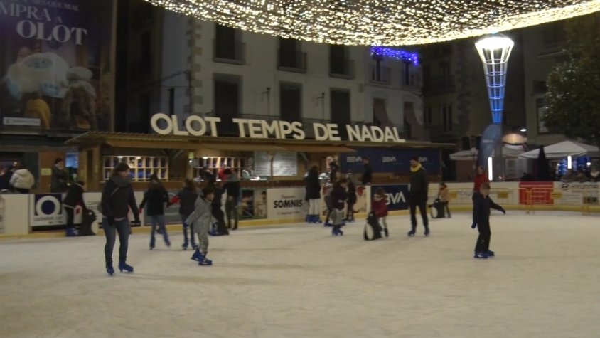 La pista de gel d’Olot ja està en ple funcionament