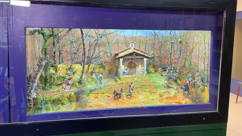 Els alumnes de l'escola de plàstica de Les Preses reivindiquen el pessebre de molsa tradicional