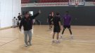 L'entrenador professional de bàsquet Josep Maria Raventós imparteix un clínic formatiu a Olot