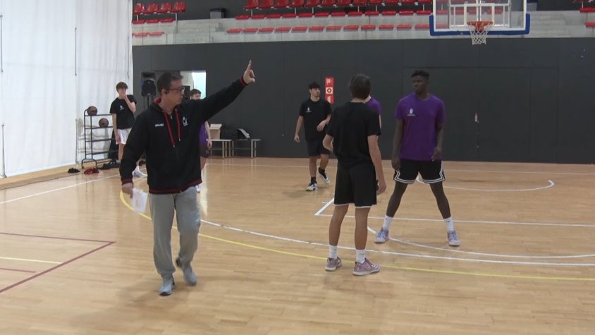 L'entrenador professional de bàsquet Josep Maria Raventós imparteix un clínic formatiu a Olot