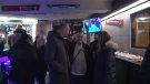 Representants del FC Barcelona i membres dels Almogàvers es reuneixen per inaugurar el nou local a Olot