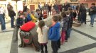 Els nens i nenes de Castellfollit enceten el Nadal fent cagar el Tió del poble