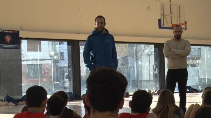 Bernat Canut reivindica la cultura de l'esforç davant dels nens i nenes del Campus de Nadal del Bàsquet Olot