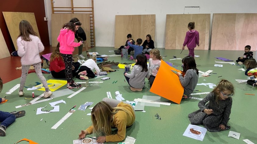 Una vintena d'infants aprenen a elaborar un fanalet a l'Escola la Bòbila de les Preses