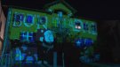 Un mapping nadalenc desitja bones festes als olotins amb la façana de l'Ajuntament com a aparador