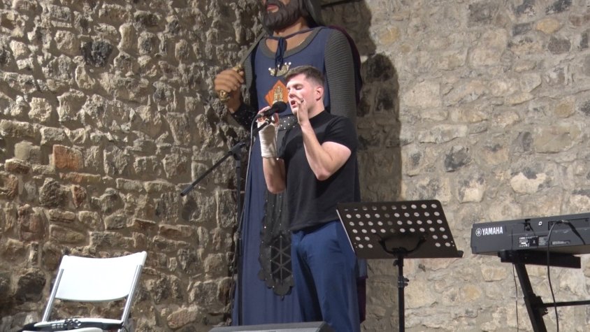 Frederik Strand dona vida a l'Església Vella de Castellfollit de la Roca