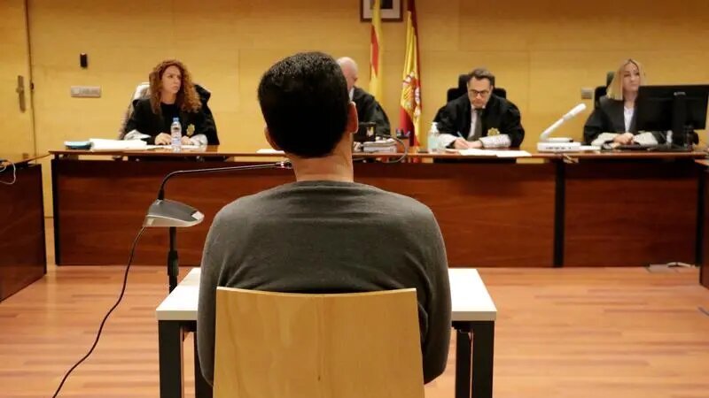 L'Audiència de Girona ha jutjat aquest dilluns un acusat d'abusar sexualment de la fillastra menor d'edat a Olot