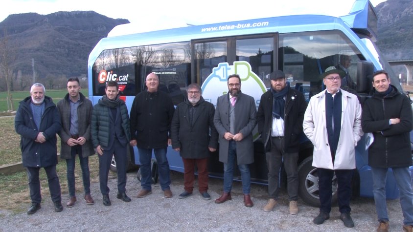 La Vall d’en Bas estrena el primer bus elèctric de tot l’Estat