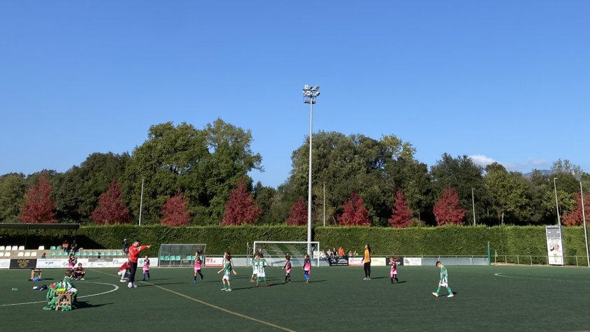 La gespa artificial del camp de futbol de Besalú es canviarà el primer trimestre d’aquest any