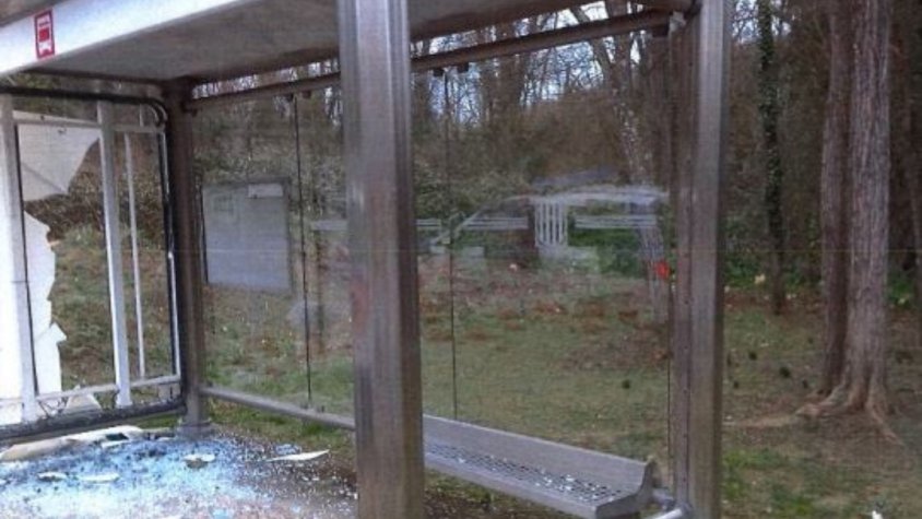 Detingut per provocar danys a dos masos i a una marquesina de bus a Sant Aniol de Finestres