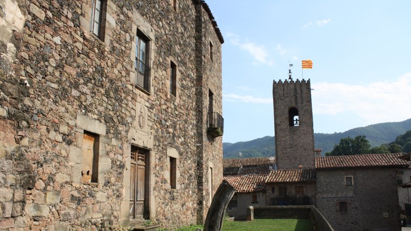 Santa Pau està més a prop de comprar el castell