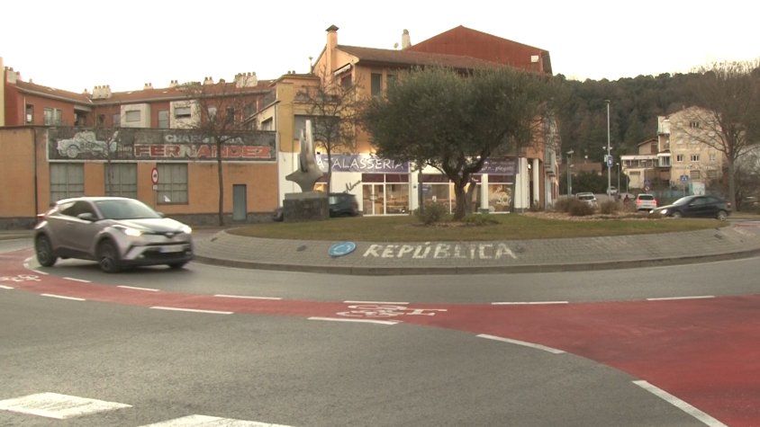 L’Ajuntament d’Olot creu que el tram de carril bici de la rotonda de la Rodona "és la millor opció"
