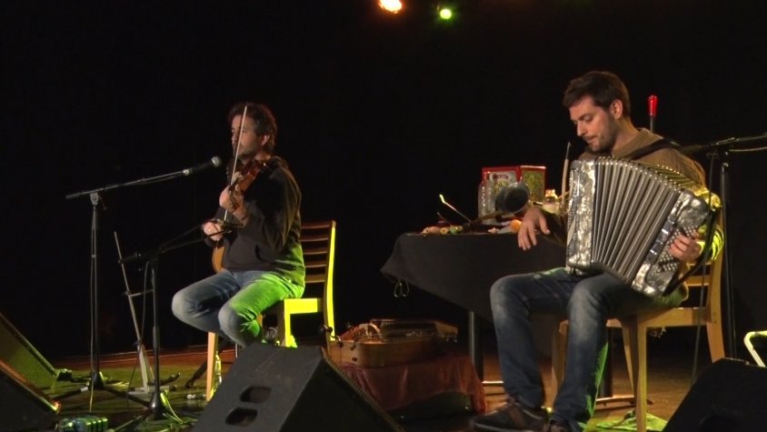 El ball i la música folk van omplir aquest cap de setmana la Sala Torin d’Olot amb el Garrotxinàrius 