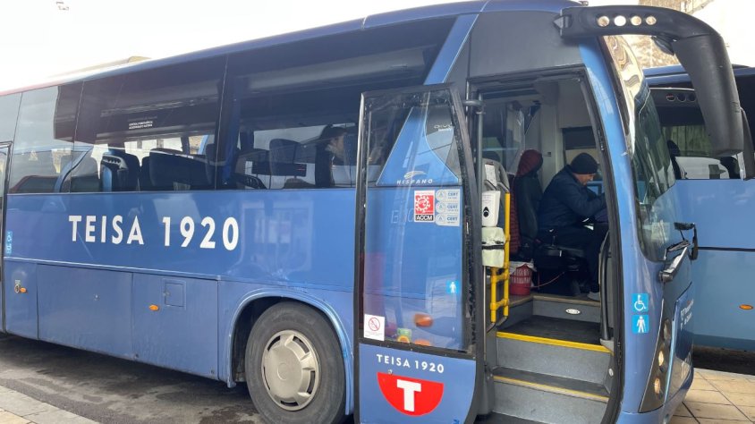 Els conductors i usuaris del transport públic a Olot celebren la retirada de la mascareta
