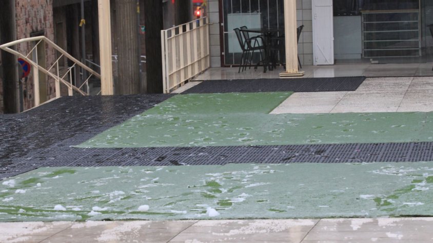 Els comerços de la Plaça del Mig han recollit més de 700 firmes per demanar una solució als problemes de la superfície de l’espai