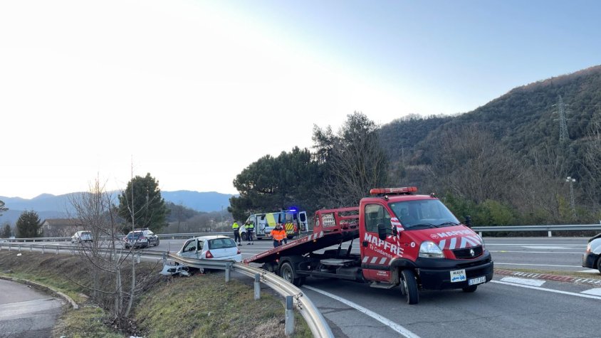 Una col·lisió entre dos turismes a la carretera N-260 provoca quatre ferits menys greus