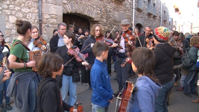 La Violinada d’Argelaguer omple els carrers del poble de música tradicional amb la cultura anglesa com a convidada