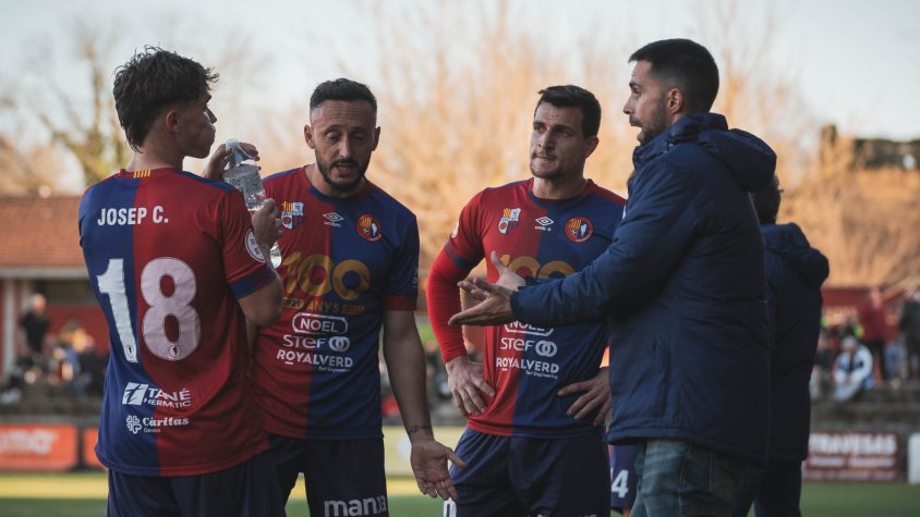 Blázquez, donant instruccions a alguns jugadors en l'últim partit a casa (Pau González/UEO)