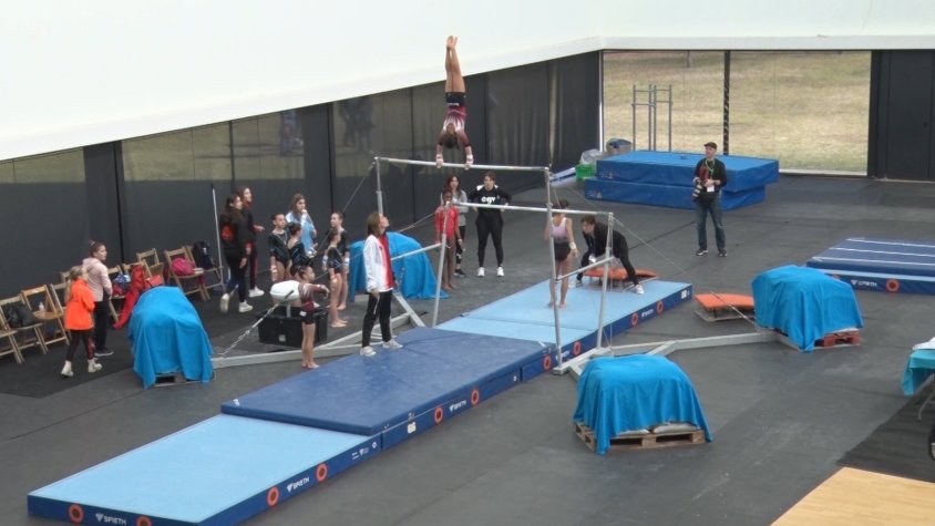 Unes 800 gimnastes d'arreu de Catalunya s'han reunit aquest cap de setmana al pavelló d'esports per l'estrena de la Copa Catalana