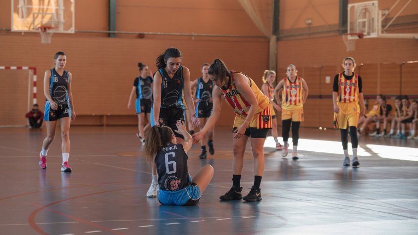 El Segona Catalana de bàsquet femení de la Vall d'en Bas afronta la recta final líder