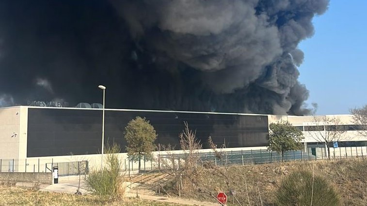 Estabilitzat l'incendi a l'empresa Pagès Valentí de Sant Jaume de Llierca