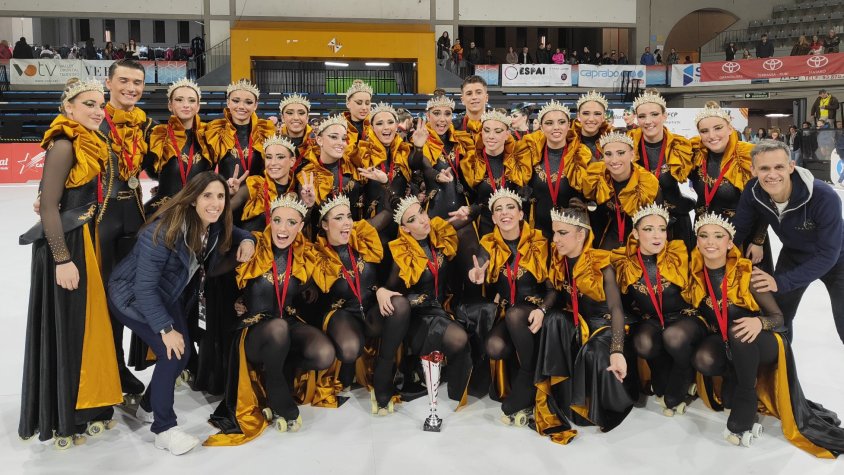 El grup gran del CPA Olot, amb el trofeu de subcampió 